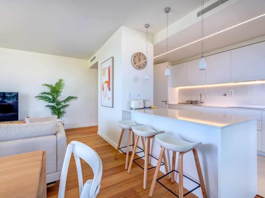 bliss & spa kitchen at Bayline, Armação de Pêra: white kitchen with breakfast bar and stools