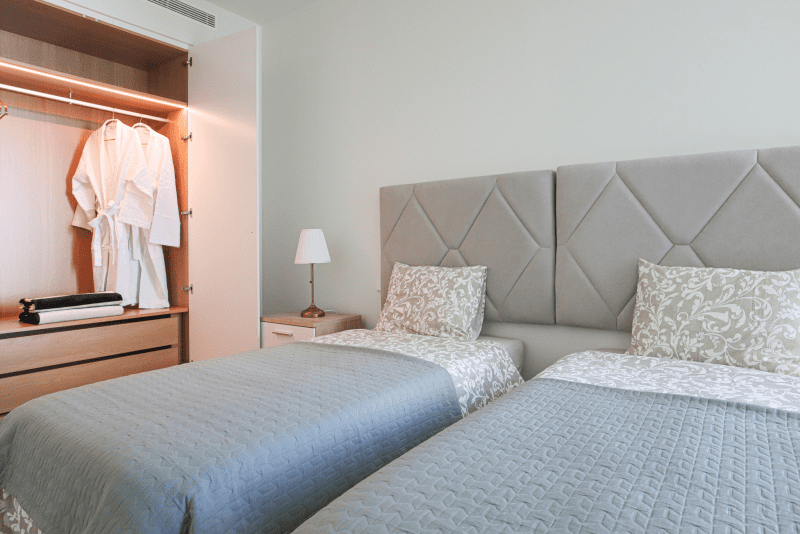 Bacalhau bedroom at Bayline, Armação de Pêra: two single beds and open wardrobe