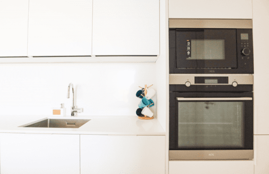 Salmão kitchen at Bayline, Armação de Pêra: built-in oven and microwave beside a white fitted kitchen