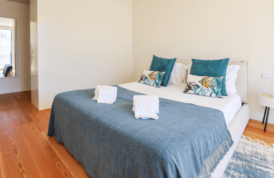 Salmão bedroom at Bayline, Armação de Pêra: double bed with blue throw and teal cushions
