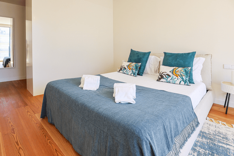 Salmão bedroom at Bayline, Armação de Pêra: double bed with blue throw and teal cushions