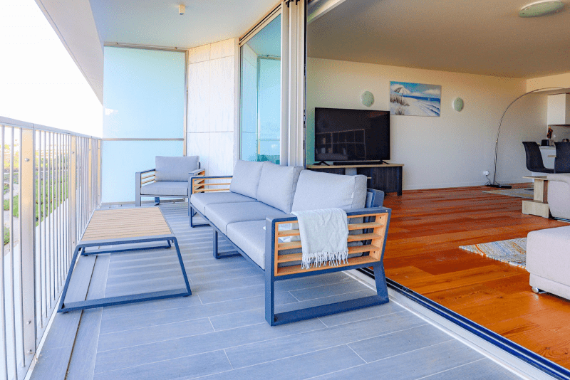 Cavala balcony at Bayline, Armação de Pêra: long balcony with outdoor lounge set beside the living room