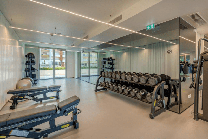 Bayline condominium gym in Armação de Pêra: weight benches and dumbbell rack