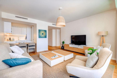 Pargo A living room at Bayline, Armação de Pêra: sofa, armchair, coffee tables and TV, with the kitchen behind