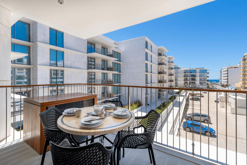 Pargo A balcony at Bayline, Armação de Pêra: round table set for four, overlooking the neighbouring blocks