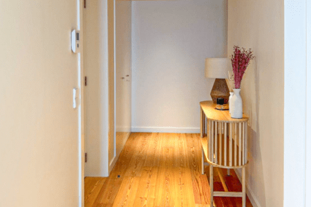 Robalo at Bayline, Armação de Pêra: hallway with wooden floor and a console table with lamp and dried flowers