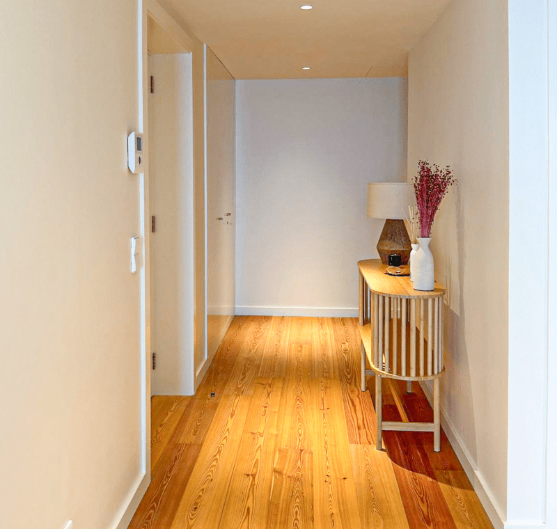 Robalo at Bayline, Armação de Pêra: hallway with wooden floor and a console table with lamp and dried flowers