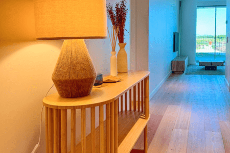 Robalo at Bayline, Armação de Pêra: hallway with wooden console and lamp, leading to the living room