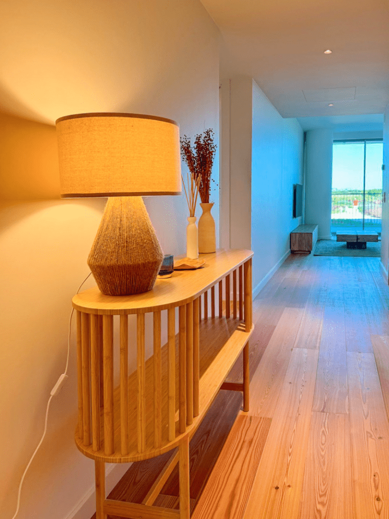 Robalo at Bayline, Armação de Pêra: hallway with wooden console and lamp, leading to the living room