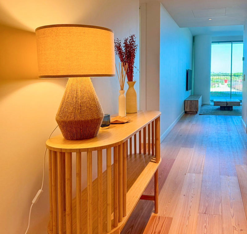 Robalo at Bayline, Armação de Pêra: hallway with wooden console and lamp, leading to the living room