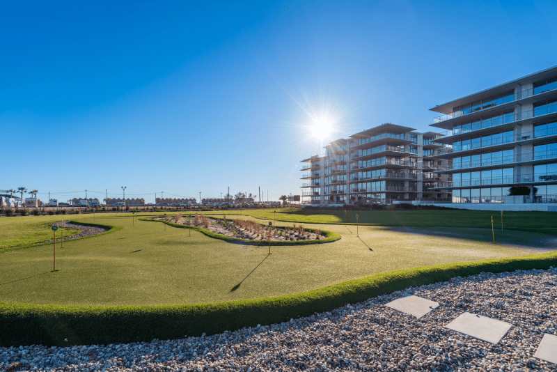 Bayline condominium in Armação de Pêra: putting green in the gardens in front of the apartment blocks