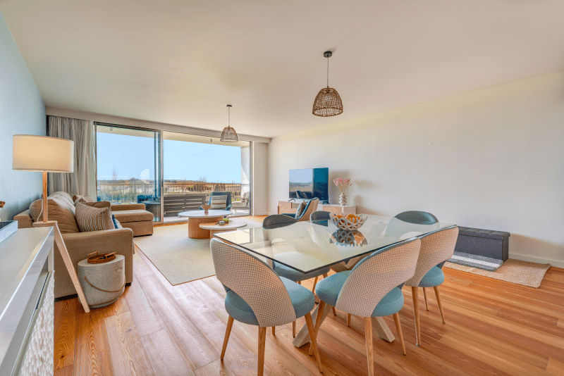 Enguia at Bayline, Armação de Pêra: dining table for six and living room with glass doors to the balcony
