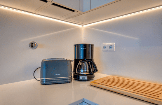 Ostra kitchen at Bayline, Armação de Pêra: toaster and filter coffee machine on a white worktop