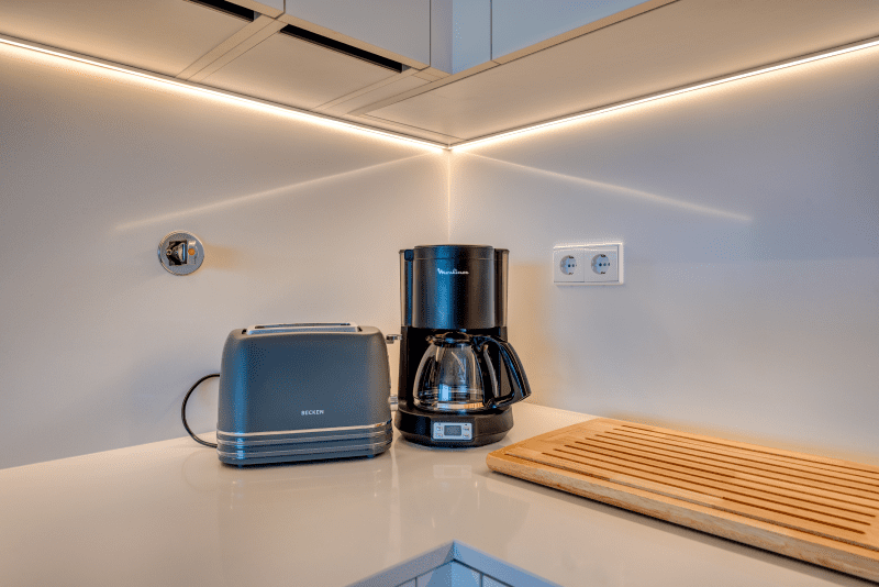 Ostra kitchen at Bayline, Armação de Pêra: toaster and filter coffee machine on a white worktop