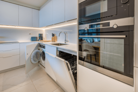 Ostra kitchen at Bayline, Armação de Pêra: washing machine, dishwasher, built-in oven and microwave