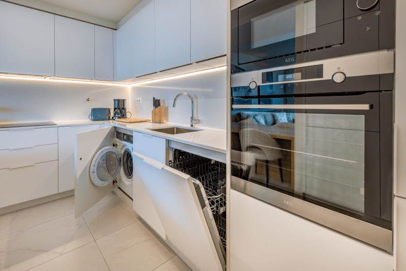 Ostra kitchen at Bayline, Armação de Pêra: washing machine, dishwasher, built-in oven and microwave