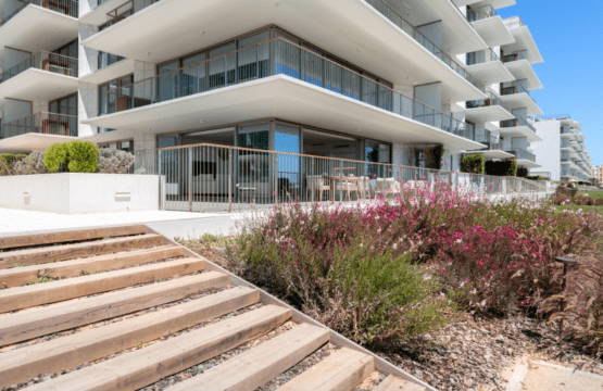 Bayline condominium in Armação de Pêra: apartment blocks with wide balconies above landscaped gardens