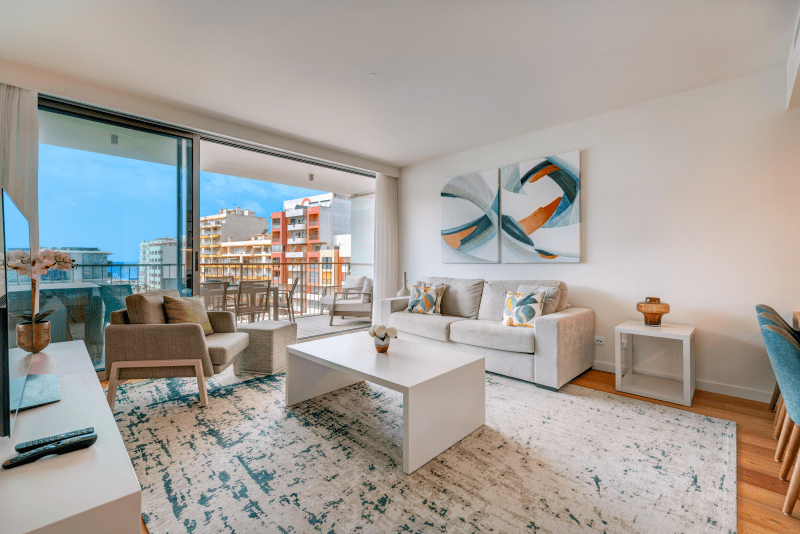 Safia living room at Bayline, Armação de Pêra: sofa, armchair and coffee table, glass doors to the balcony