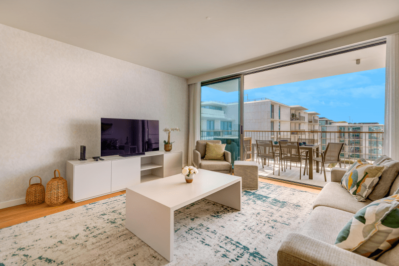 Safia living room at Bayline, Armação de Pêra: sofa, TV and wide glass doors to the balcony