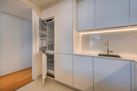 Liro kitchen at Bayline, Armação de Pêra: integrated fridge-freezer and white fitted units