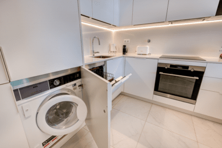 Liro kitchen at Bayline, Armação de Pêra: washing machine, dishwasher and built-in oven