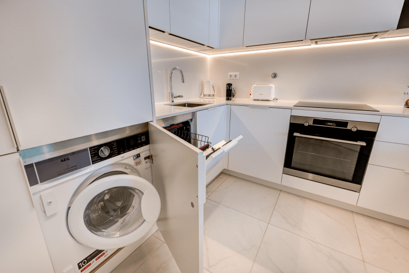 Liro kitchen at Bayline, Armação de Pêra: washing machine, dishwasher and built-in oven