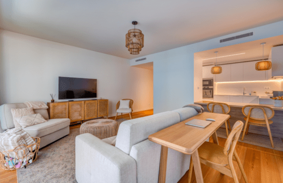 Faneca at Bayline, Armação de Pêra: open-plan living room with sofas, TV, dining table and kitchen