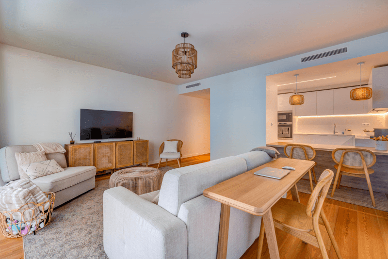 Faneca at Bayline, Armação de Pêra: open-plan living room with sofas, TV, dining table and kitchen