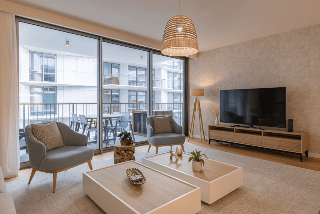 Bezugo living room at Bayline, Armação de Pêra: armchairs, TV and glass doors to the balcony