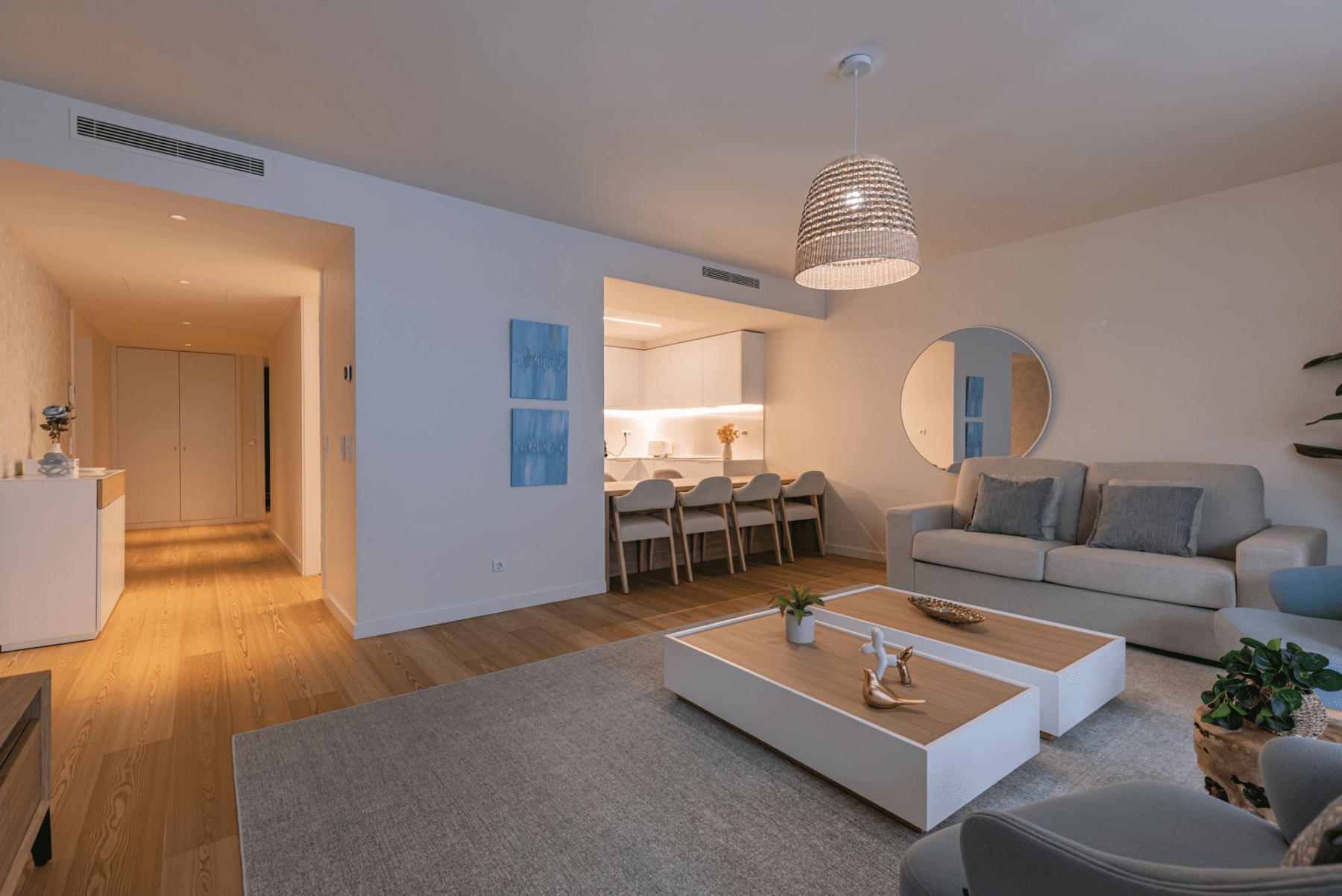 Bezugo living room at Bayline, Armação de Pêra: sofa and coffee tables with the kitchen and dining area behind