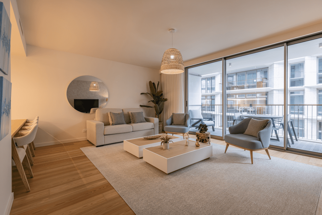 Bezugo living room at Bayline, Armação de Pêra: sofa, armchairs, coffee tables and balcony door