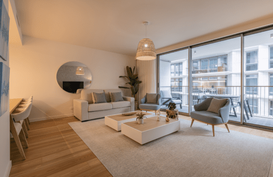 Bezugo living room at Bayline, Armação de Pêra: sofa, armchairs, coffee tables and balcony door