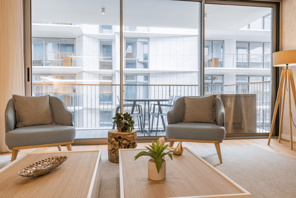 Bezugo living room at Bayline, Armação de Pêra: armchairs, coffee tables and glass doors to the balcony