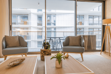 Bezugo living room at Bayline, Armação de Pêra: armchairs, coffee tables and glass doors to the balcony