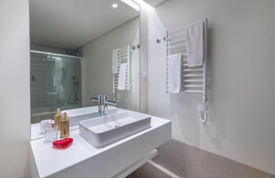 Pargo B bathroom at Bayline, Armação de Pêra: vessel basin, mirror and heated towel rail