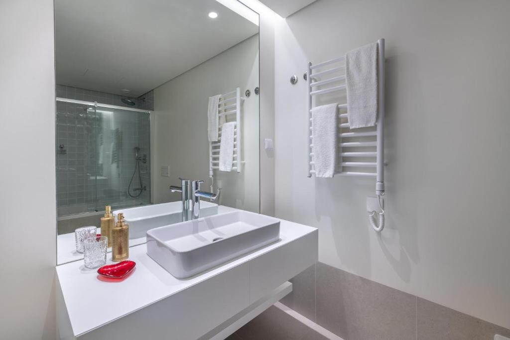 Pargo B bathroom at Bayline, Armação de Pêra: vessel basin, mirror and heated towel rail