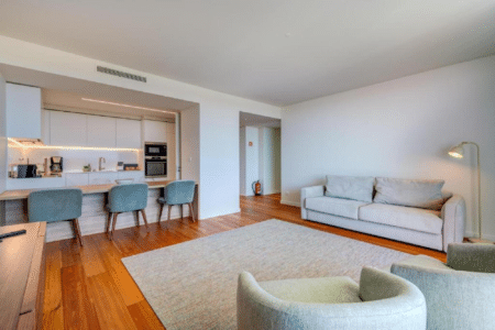 Nemo at Bayline, Armação de Pêra: open-plan living room with sofa and armchairs, kitchen with breakfast bar